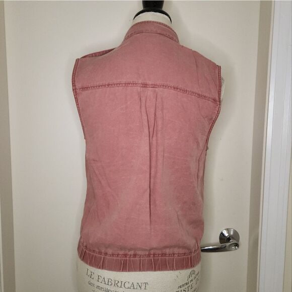 Buttonup Sleeveless Denim Jacket - Picture 4 of 8